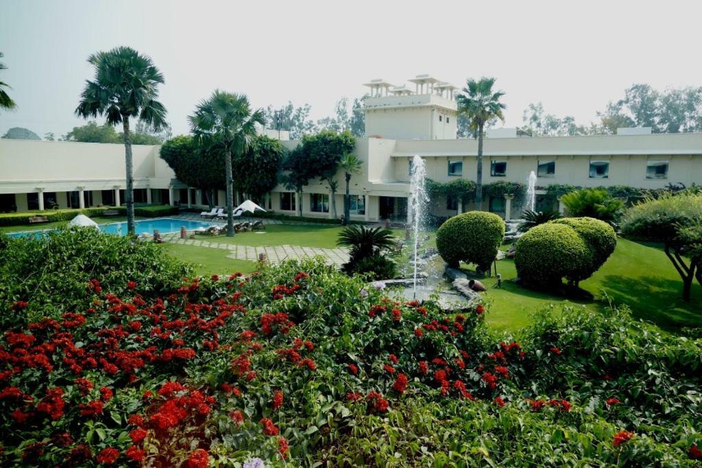 Trident Agra Hotel Agra  Bagian luar foto